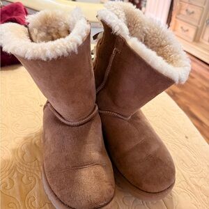 UGG Chestnut/Tan Shearling Lined Boot Interior